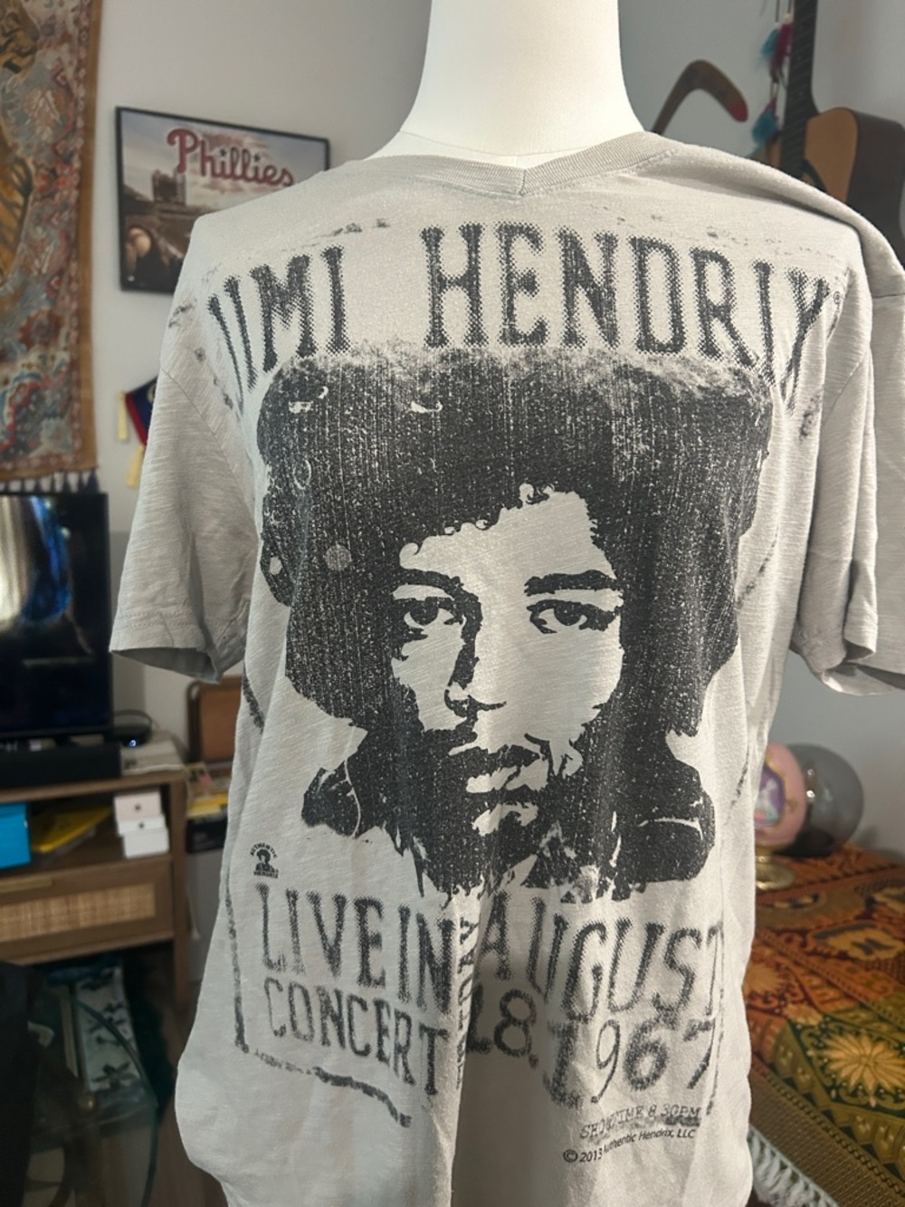 Vintage-Style Jimi Hendrix Graphic Tee in Light Gray